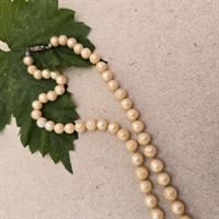 ligeløb-perlerække-i-glas-cremefarvede-soelvlaas-graen-sten-vintage-halskaede